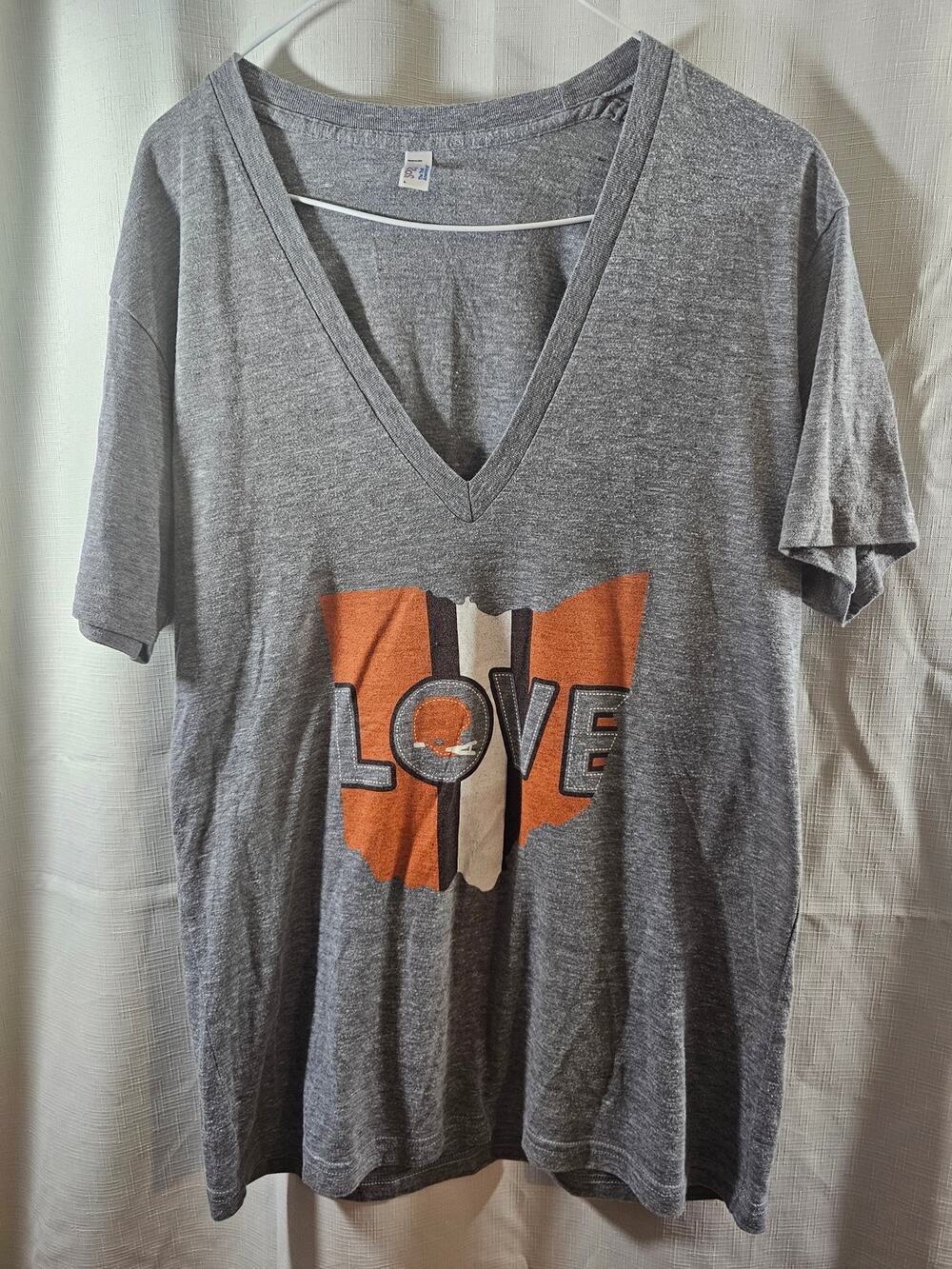 WOMEN'S THE TRACK SHIRT CLEVE BROWNS VNECK TSHIRT  SZ L